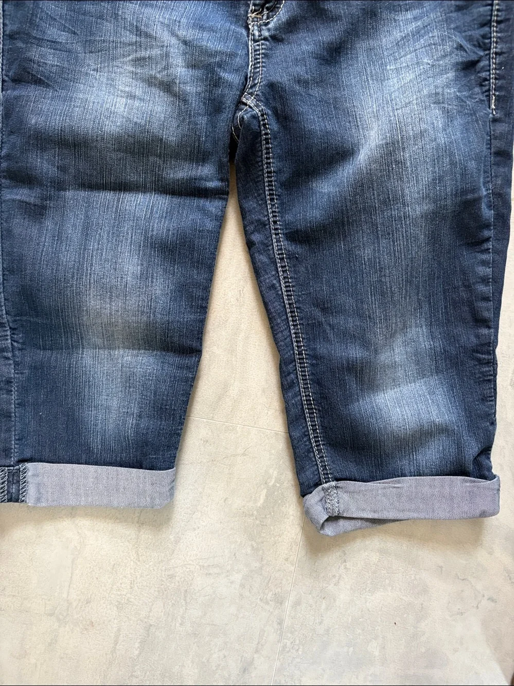 Soundgirl   Bermuda shorts Capri Jean shorts Blue denim Stretch  with fading EUC